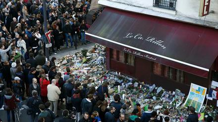 Gemeinsame Trauer: Vor dem Restaurant La Carillon im 10. Arrondissement, einem der Tatorte in Paris, versammelten sich nach den Attentaten viele Menschen.