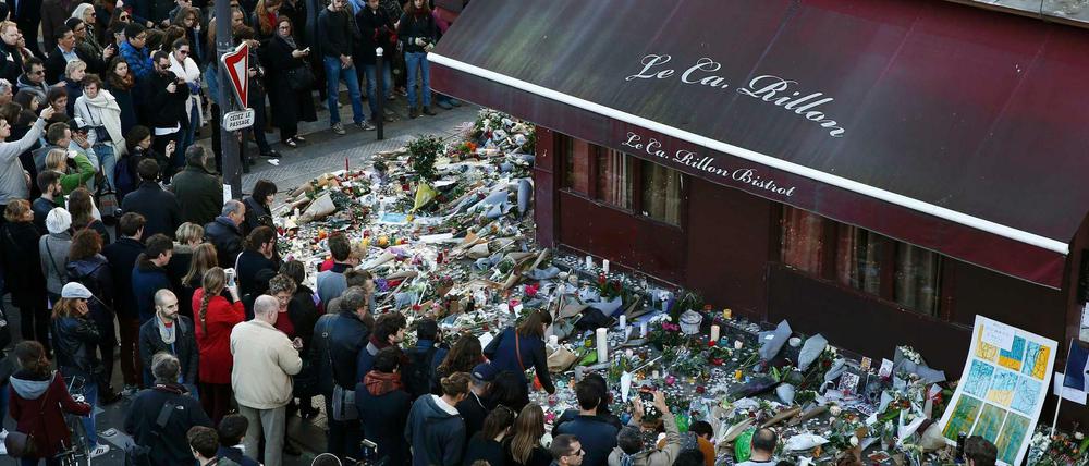 Gemeinsame Trauer: Vor dem Restaurant La Carillon im 10. Arrondissement, einem der Tatorte in Paris, versammelten sich nach den Attentaten viele Menschen.