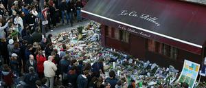 Gemeinsame Trauer: Vor dem Restaurant La Carillon im 10. Arrondissement, einem der Tatorte in Paris, versammelten sich nach den Attentaten viele Menschen.