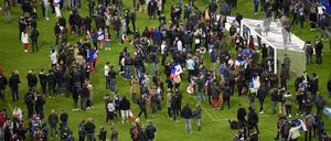 Der Rasen im Fußballstadion von St. Denis als Zufluchtsstätte für Fans und Medienvertreter.