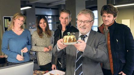 Vor der Erpressung.  Das „Soko“-Team Ina Zimmermann (Melanie Marschke), Olivia Fareedi (Nilam Farooq), Jan Maybach (Marco Girnth) und Tom Kowalski (Steffen Schroeder) gratulieren dem Chef (Andreas Schmidt-Schaller, 2.v.r.) zum Dienstjubiläum. 