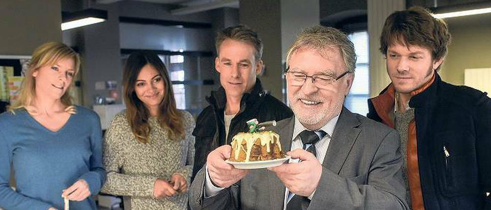 Vor der Erpressung.  Das „Soko“-Team Ina Zimmermann (Melanie Marschke), Olivia Fareedi (Nilam Farooq), Jan Maybach (Marco Girnth) und Tom Kowalski (Steffen Schroeder) gratulieren dem Chef (Andreas Schmidt-Schaller, 2.v.r.) zum Dienstjubiläum. 