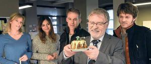Vor der Erpressung.  Das „Soko“-Team Ina Zimmermann (Melanie Marschke), Olivia Fareedi (Nilam Farooq), Jan Maybach (Marco Girnth) und Tom Kowalski (Steffen Schroeder) gratulieren dem Chef (Andreas Schmidt-Schaller, 2.v.r.) zum Dienstjubiläum. 