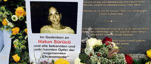 Blumen am Gedenkstein. Erschossen wurde die Frau im Februar 2005.