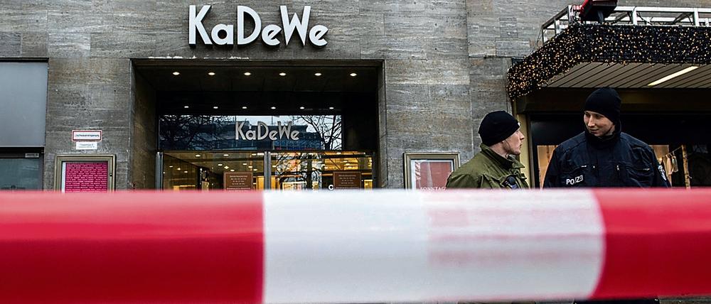 Polizisten stehen am 20. Dezember vor dem Kadewe, nachdem Räuber am Morgen von einem Seiteneingang in das Haus gestürmt waren und ein Schmuckgeschäft ausräumten. 