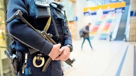 Neues Auftreten in der Öffentlichkeit. Polizisten mit Maschinengewehren werden aufgrund der Terroranschläge von Paris am Dienstag rund um das Fußball-Länderspiel in Hannover zum Straßenbild gehören.