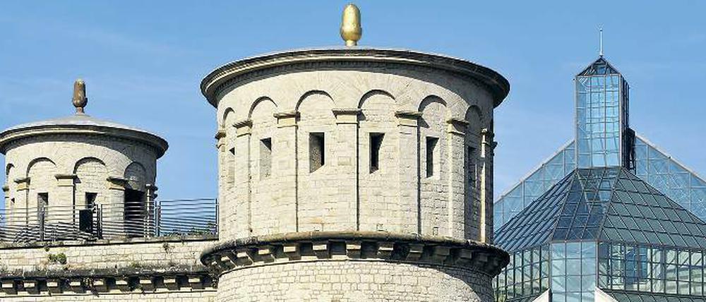 Die alten Türme sollten ursprünglich in den Neubau von Ieoh Ming Pei integriert werden. Die Idee wurde verworfen – doch auch so reizt der Kontrast.