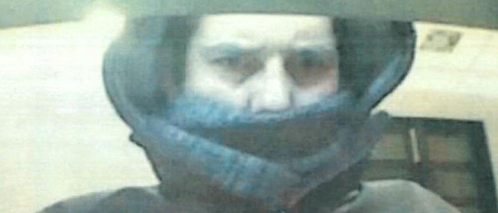 Die Polizei sucht diesen Tatverdächtigen.