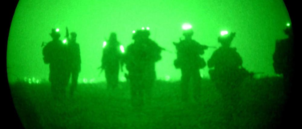 Ein Nachtsichtgerät zeigt im Jahr 2011 eine Patrouille von Bundeswehrsoldaten nahe Kundus. Das Kabinett hat am Mittwoch eine Aufstockung des deutschen Kontingents in Afghanistan beschlossen.