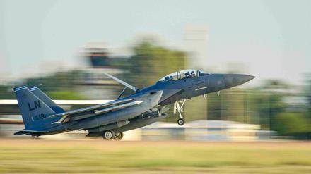 Eine Maschine vom Typ U.S. Air Force F-15E Strike Eagle beim Einsatz gegen Ziele des IS in Syrien.