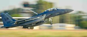 Eine Maschine vom Typ U.S. Air Force F-15E Strike Eagle beim Einsatz gegen Ziele des IS in Syrien.