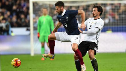 Mats Hummels (r.) während des Fußballspiels, das letztlich niemand mehr interessierte.