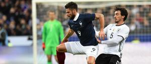 Mats Hummels (r.) während des Fußballspiels, das letztlich niemand mehr interessierte.