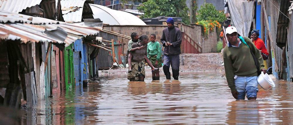 In der kenianischen Hauptstadt Nairobi regnet es seit Wochen wie aus Sturzbächen. Bis Weihnachten ist mit weiteren starken Regenfällen zu rechnen.