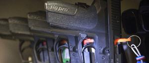 Pistolen der Marke Sig Sauer 9mm Parabellum im Direktorium einer französischen Polizeistation. 