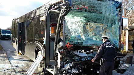 Ein Polizist begutachtet am Mittwoch in Stuttgarter-Degerloch (Baden-Württemberg) eine Unfallstelle, an der zwei Busse kollidiert sind. Bei dem Auffahrunfall wurden mehrere Fahrgäste verletzt.