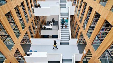 Mehr ab als auf. Nach zwölf Jahren im Unibetrieb sehen viele nur die Alternative „Professur oder gar nichts“. Im Bild die neue Uni-Bibliothek in Halle. 