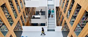 Mehr ab als auf. Nach zwölf Jahren im Unibetrieb sehen viele nur die Alternative „Professur oder gar nichts“. Im Bild die neue Uni-Bibliothek in Halle. 
