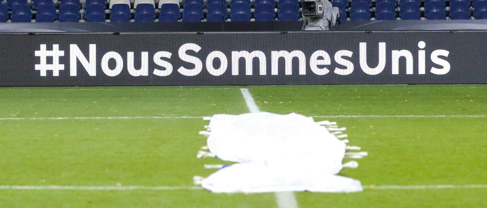 Blick am frühen Mittwochmorgen auf eine Bande mit der Aufschrift #NousSommesUnis (Wir sind vereint) in der verlassenen HDI-Arena in Hannover. Hier sollte am Vorabend das Länderspiel Deutschland gegen Niederlande stattfinden.