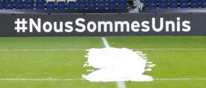 Blick am frühen Mittwochmorgen auf eine Bande mit der Aufschrift #NousSommesUnis (Wir sind vereint) in der verlassenen HDI-Arena in Hannover. Hier sollte am Vorabend das Länderspiel Deutschland gegen Niederlande stattfinden.