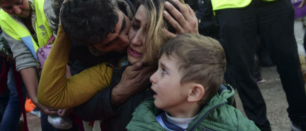 Familienzusammenführung - demnächst schwerer? Ein Mann umarmt Frau und Kind nach der Ankunft auf der griechischen Insel Lesbos an diesem Donnerstag.