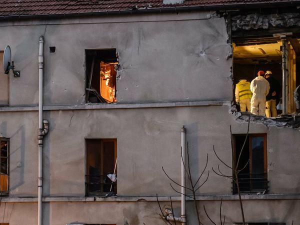 Die Frau, die sich bei einem Polizeieinsatz in Saint-Denis nördlich von Paris in die Luft sprengte, war die Cousine von Abdelhamid Abaaoud
