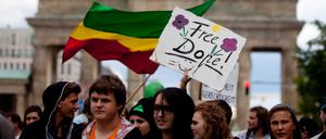 Drogen, besonders Cannabis, gelten heute als eher harmlos. Eltern halten es oft für normal, wenn ihre Kinder Rauscherfahrungen machen.