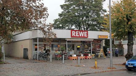 Der Rewe-Markt am Brunsbütteler Damm soll einem doppelt so großen Neubau weichen. 