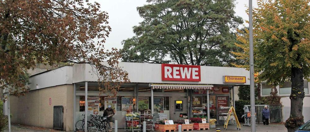 Der Rewe-Markt am Brunsbütteler Damm soll einem doppelt so großen Neubau weichen.