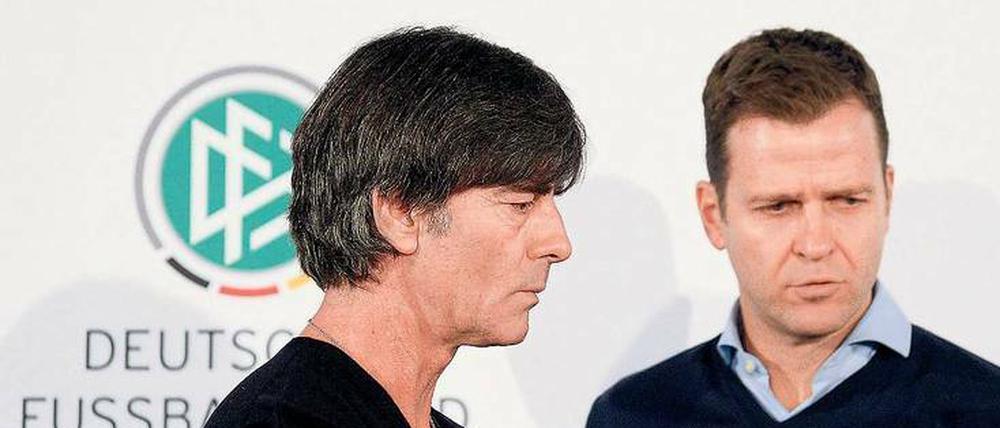 Mit ernsten Mienen zum schweren Spiel. Jochim Löw (l.) und Oliver Bierhoff erklären, warum die Nationalmannschaft antritt.