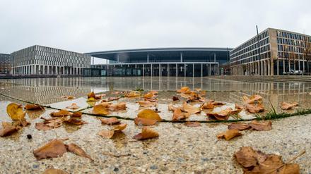 Das Terminalgebäude des Hauptstadflughafens BER in Schönefeld im Herbst 2015.
