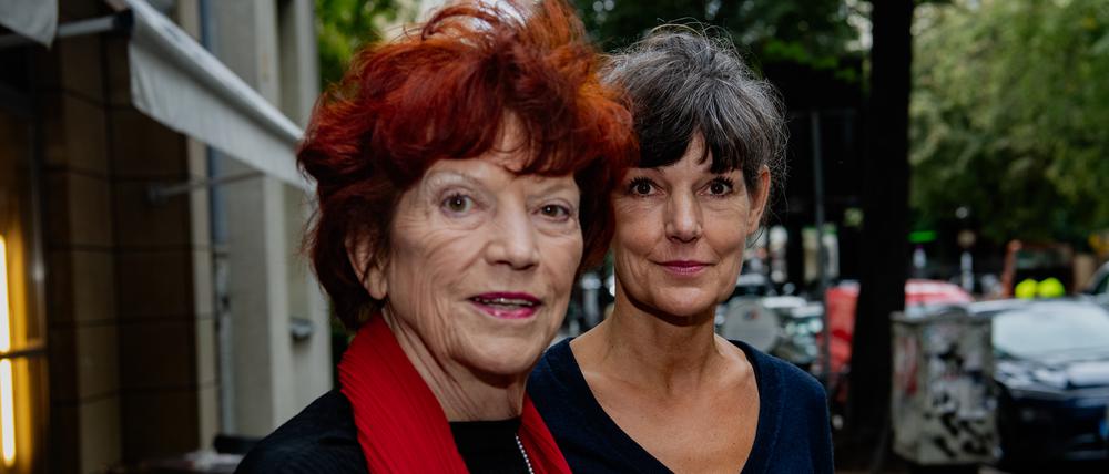 Regina Ziegler (links) und Tanja Ziegler vor ihrem Kino an der Bleibtreustraße 12.