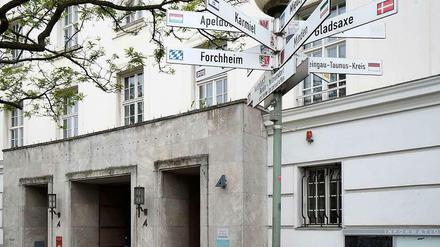 Der Eingang des ehemaligen Rathauses Wilmersdorf am Fehrbelliner Platz.