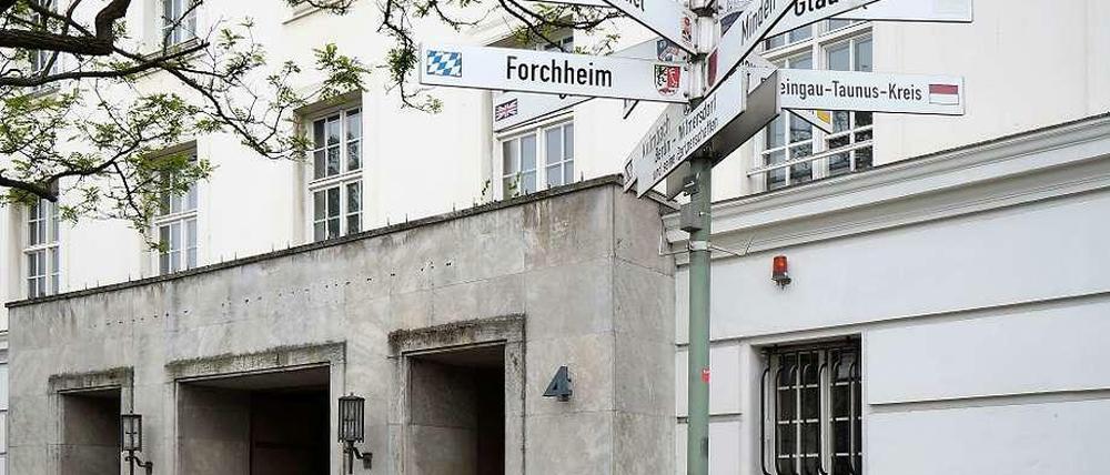 Der Eingang des ehemaligen Rathauses Wilmersdorf am Fehrbelliner Platz.