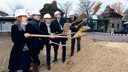 Das Zoo-Entwicklerteam beim ersten Spatenstich für den Eingangsbereich am Löwentor. Bald soll man dort Panzernashörner baden sehen.