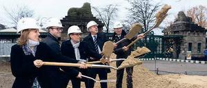 Das Zoo-Entwicklerteam beim ersten Spatenstich für den Eingangsbereich am Löwentor. Bald soll man dort Panzernashörner baden sehen.