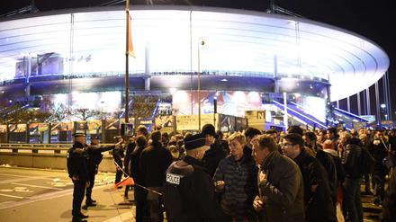 Verunsicherung und Angst: Fußballfans nach dem Länderspiel Frankreich gegen Deutschland vor dem Stade de France. 