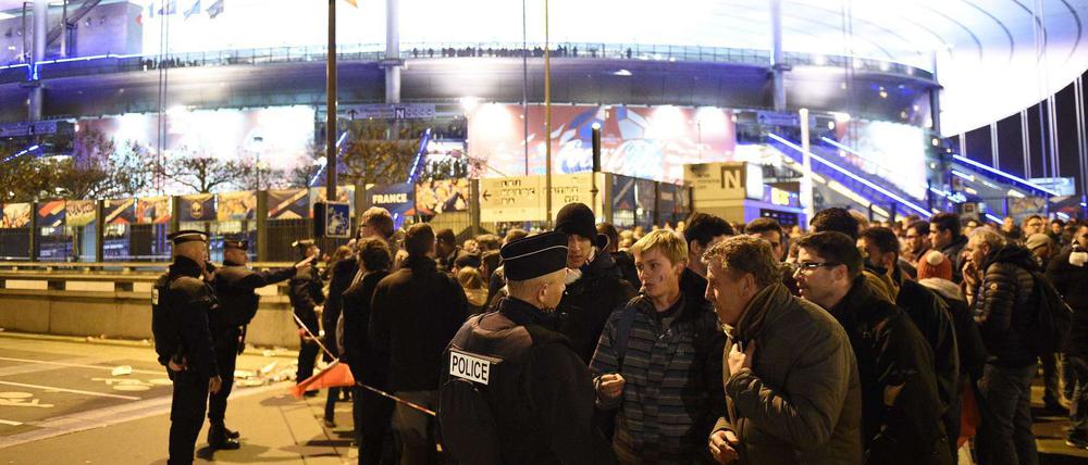 Verunsicherung und Angst: Fußballfans nach dem Länderspiel Frankreich gegen Deutschland vor dem Stade de France.
