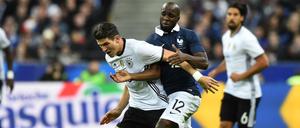 Die Cousine von Frankreichs Nationalspieler Lassana Diarra (hinten, gegen Mario Gomez) wurde bei den Anschlägen in Paris getötet.