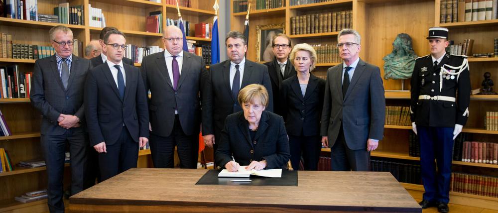 Am Samstag trug sich Bundeskanzlerin Angela Merkel in der französischen Botschaft in Berlin ins Kondolenzbuch ein.