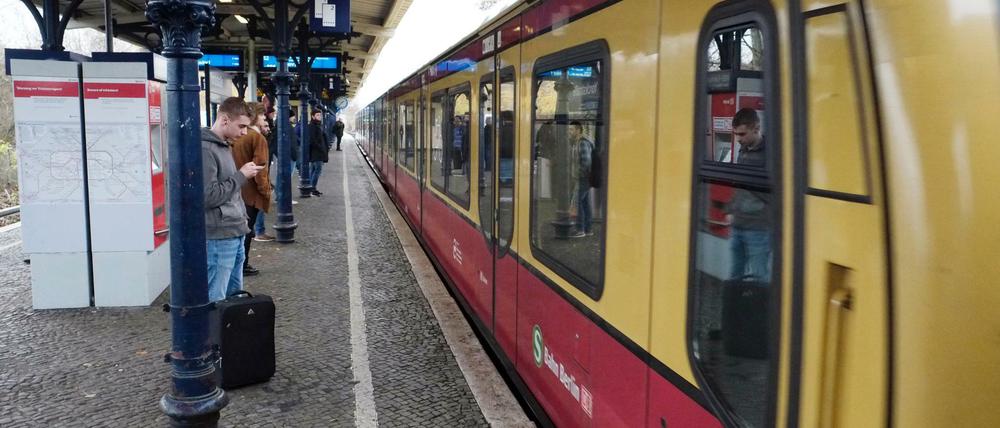 Wo brennt's denn? Jeder (!) Zug wird von einem Wachmann begutachtet.