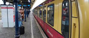 Wo brennt's denn? Jeder (!) Zug wird von einem Wachmann begutachtet.