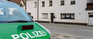 Ein Polizeifahrzeug steht am 13.11.2015 vor einem Haus in Wallenfels (Bayern). Die Polizei hatte in dem Haus sterbliche Überreste von Säuglingen gefunden.