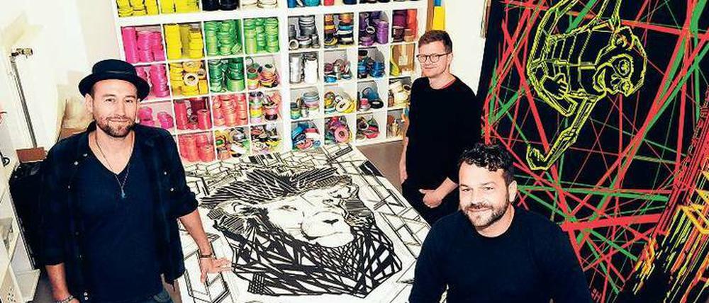 Kunst oder Kommerz? Die Tape Artists der Klebebande: Kolja Bultmann, Bodo Höbing und Bruno Kolberg (v.l.).