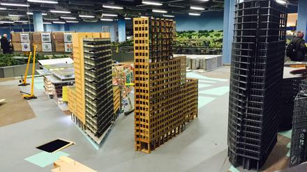 Ein Berlin-Museum entsteht. Im hinteren Teil wird gerade der Potsdamer Platz gebaut, dessen Türme schon klar zu erkennen sind.