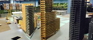 Ein Berlin-Museum entsteht. Im hinteren Teil wird gerade der Potsdamer Platz gebaut, dessen Türme schon klar zu erkennen sind.