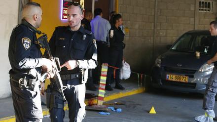 Die israelische Polizei Israeli sichert die einen Tatort, an dem zuvor zwei Menschen mit einem Messer getötet wurden. Es gab am Donnerstag mehrere solche Attacken in Tel Aviv.