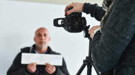 Der Vater einer Flüchtlingsfamilie aus dem syrischen Aleppo wird am 13.10.2015 in Heidelberg (Baden-Württemberg) im Registrierungszentrum einer Flüchtlingsunterkunft fotografiert.