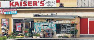 Alles aus. Kaiser’s-Läden, hier in Prenzlauer Berg, sollen aus dem Stadtbild verschwinden. Die Frage ist, wer sie bekommt.