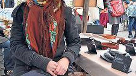 Anna Marth fertigt Ledertaschen an. 